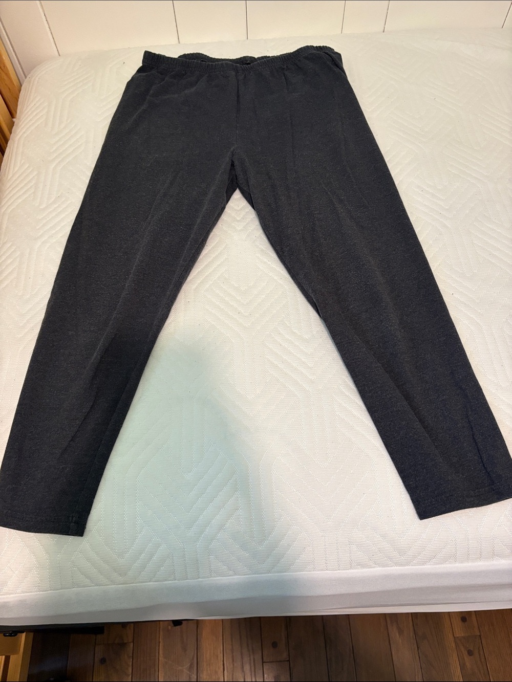 SO Gray Elastic-Waist Capri Pants